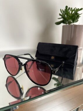 Mujosh 枠 Black Frame Sunglasses with Rose-Tinted Lenses